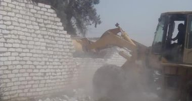 صور.. إزالة تعديات على الأراضى الزراعية بمساحة 6125 مترا فى سوهاج
