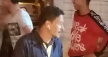 قارئة تشارك بصور لأحد رجال حى البلابسة بالإسماعيلية يتطوع لتطهير الحى