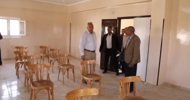 أهالى قرية الهنداو بالداخلة يشيدون مبنى الوحدة المحلية بتبرعاتهم والمحافظ يكافئهم