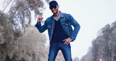 محمد رمضان من فوق عربيته: يومكم بلون قلوبكم 