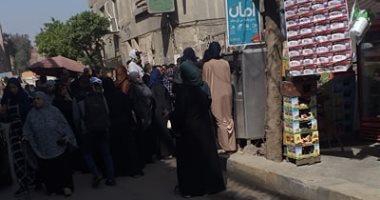 امسك مخالفة.. شكوى من تكدس المواطنين أمام مكتب بريد بولاق الدكرور