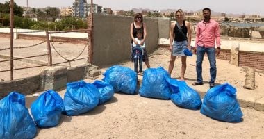 أجانب مقيمون بسفاجا ينظفون الشواطئ العامة خلال فترة إغلاقها .. صور