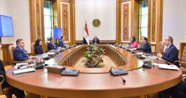 توجيهات عاجلة من السيسى للتخفيف من التداعيات الاقتصادية لـ"كورونا".. منحة 500 جنيه شهرياً للعمالة غير المنتظمة.. إسقاط الضريبة العقارية على المنشآت الفندقية والسياحية لمدة 6 أشهر.. وسداد 30% من مستحقات المصدرين