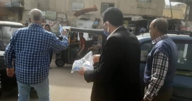 توزيع ألف كمامة على عمال النظافة بمدينة الشهداء فى المنوفية.. صور