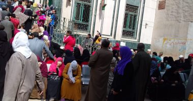 صور.. اضبط مخالفة.. زحام شديد أمام ماكينات الصرافة والبنوك بالشرقية