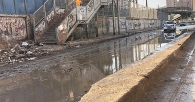 قارئ يشكو تراكم المياه والقمامة بشارع ترعة الجبل بالمطرية