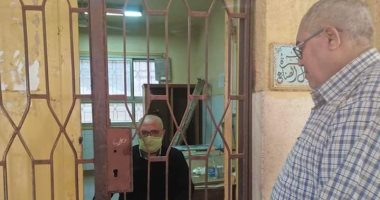 صور.. تنظيم صفوف الأهالى فى زفتى خلال صرف المعاشات لمنع الزحام 