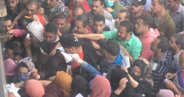 شكوى من الازدحام أمام بنك بالمهندسين لإنهاء إجراءت صرف إعانة الـ500 جنيه
