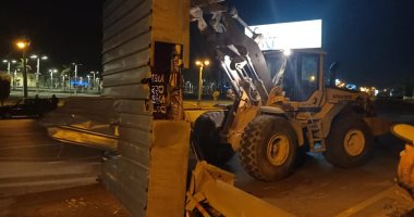 حملات لإزالة الإعلانات المخالفة وسط الإسكندرية بالتزامن مع الحظر.. صور