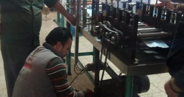 فيها حاجة حلوة.. عمال المحلة يصنعون ماكينات بورش الشركة لإنتاج الكمامات.. صور