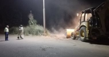 صور.. رئيس مدينة إسنا يقود حملات نظافة بالشوارع خلال حظر التجوال