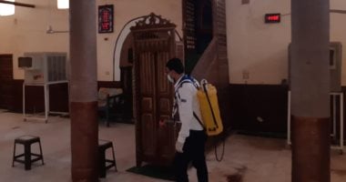 شباب الجمعية القبطية الأرثوذكسية يعقمون المساجد والمنشآت بالطود فى الأقصر.. صور