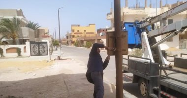 صيانة أعمدة الإنارة وتغيير الكشافات ودفن الكابلات بشوارع مدينة رأس غارب (صور)