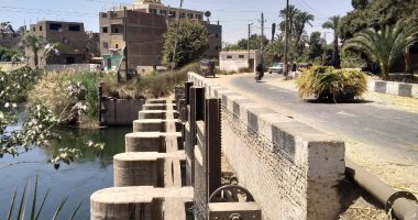 سيبها علينا.. قارئ يطالب بإقامة سور على جسر القناطر السبع في قنا 