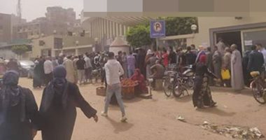 شكوى من زحام شديد أمام أحد البنوك بمركز ميت غمر فى الدقهلية