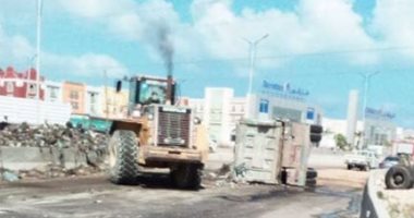 انقلاب سيارة محملة بالقمامة على الطريق الدولى غرب الإسكندرية