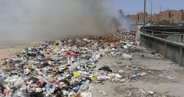 دخان قاتل.. قارئ يشارك صورة اشتعال قمامة على كوبرى السواح باتجاه مسطرد