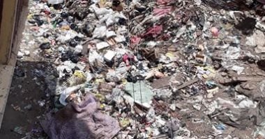 سيبها علينا.. شكوى من انتشار القمامة بشارع الحمزاوى بالمنصورة