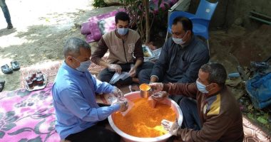 شباب "الهياتم" يجهزون شنط مواد غذائية ويوزعون 4 آلاف شنطة على فقراء القرية