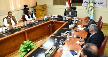 محافظ مطروح يبحث مع أهالى سيوة مشكلات الصرف الزراعى