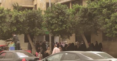 صورة.. زحام شديد أمام مكتب بريد حى دار السلام بالقاهرة