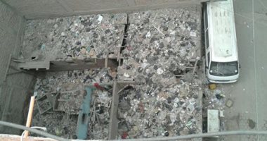 قارئ يشكو تراكم القمامة بمنزل مهجور بشارع أبو العلا بحدائق المعادى