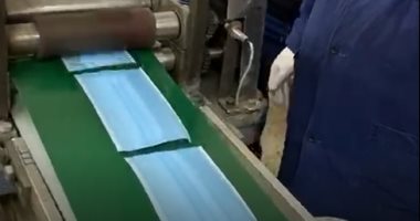 صور.. ماكينات غزل المحلة تُنتج 26 ألف كمامة خلال يومين بأيدى عمالها