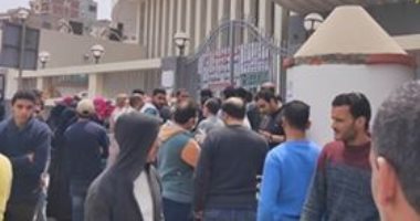 قارئ يشكو التزاحم أمام البنوك بميت غمر بالدقهلية