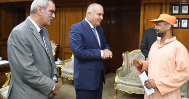 محافظ قنا يكرم عامل نظافة لإخلاصه في العمل
