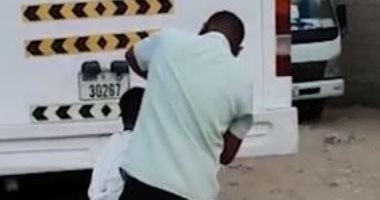 فيديو..  شرطة دبى تلقى القبض على حلاق استقبل زبائنه خلف حافلة رغم الحظر