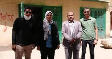شباب الكوم الأحمر بقنا يطهرون القرية وينظمون صرف المعاشات بمكتب البريد