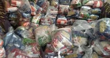 شباب كلح الكرنك بأسوان يتطوع لتطهير القرية وتوزيع سلع ووجبات على المحتاجين