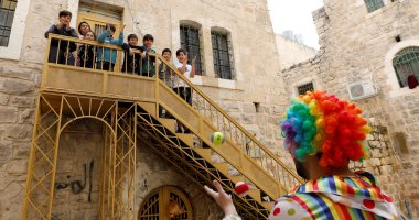لتخفيف وطأة الحجر الصحى .. مهرجون يرسمون البهجة لأطفال فلسطين.. صور