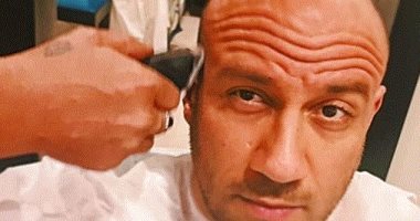 أحمد مكى يصبح على جمهوره وهو بيحلق شعره.. صورة 
