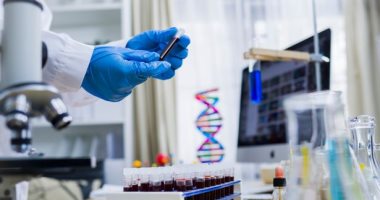 إدارة الدواء الأمريكية تصرح باستخدام أول اختبار مجمع لفيروس كورونا.. الاختبار يعتمد على تجميع عينات من 4 أفراد وفحصها فى اختبار واحد.. النتائج الإيجابية تعنى عدوى بالمجموعة والسلبى يختصر وقت التشخيص