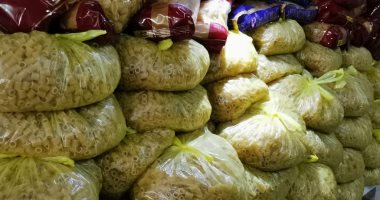 فيها حاجة حلوة.. شباب قرية الغنيمية بدمياط يتطوعون لتوزيع شنط مساعدات