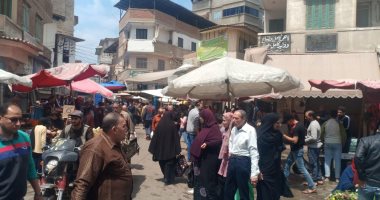 أسواق دمياط لا تعترف بـ"كورونا" وزحام وتكدس بسوق السمك.. فيديو وصور