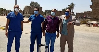 أطباء مستشفى أرمنت يحتفلون بتعافى زميلهم من كورونا وخروجه من العزل.. صور