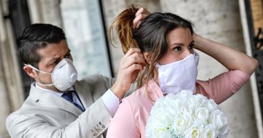 فيديو .. "المطهرات والكمامات" تحية أهل العرسان للمعازيم فى زمن كورونا