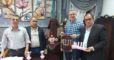 "تعليم الشرقية" يكرم موجه أول الاقتصاد المنزلى بفاقوس لتميزها بالعام الدراسى
