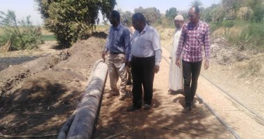 دقة ساعة العمل.. العمال يواصلون إحلال وتجديد شبكات المياه والصرف بأسوان