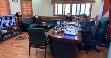 رئيس جامعة مطروح يجتمع بعمداء الكليات عبر فيديو كونفرانس ويدعو الجميع للتكاتف