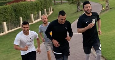 صور .. الحضرى يؤدى تدريبات منزلية مع طارق حامد 