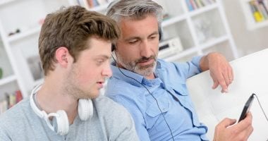 دليل التعامل مع الابن المراهق خلال العزل المنزلى.. "استغل الفرصة وصاحبه"