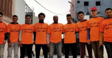 شباب قرية "أنشاص البصل" بالشرقية يطهرون الشوارع لمكافحة فيروس كورونا