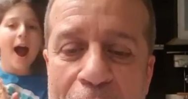 شريف منير يشارك جمهوره بمغامراته فى المطبخ مع بناته فريدة وكاميليا.. فيديو 