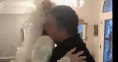 امرأة ترتدي فستان زفافها مرة أخرى بعد 25 عامًا.. شوف رد فعل زوجها