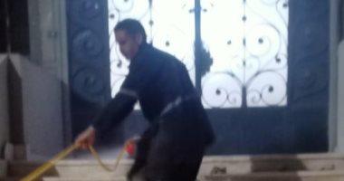 القناطر الخيرية تطهر الشوارع خلال فترة حظر التجوال.. صور