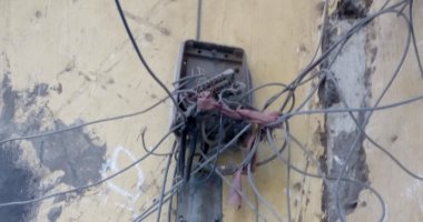 قارىء يشكو من تهالك أسلاك التليفون والانترنت بشارع وابور عصمت فى عزبة النخل