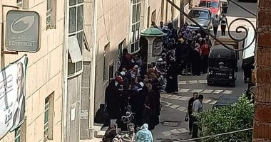 صور .. أضبط مخالفة .. زحام أمام مكتب بريد بالزقازيق رغم التحذيرات من كورونا